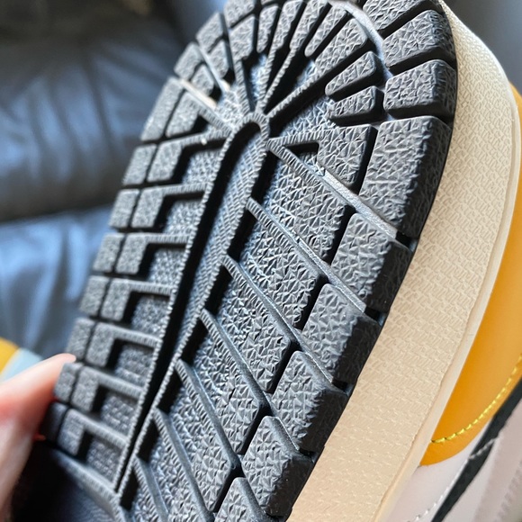 Jordan 1 Volt ❌SOLD❌ - Picture 6 of 7